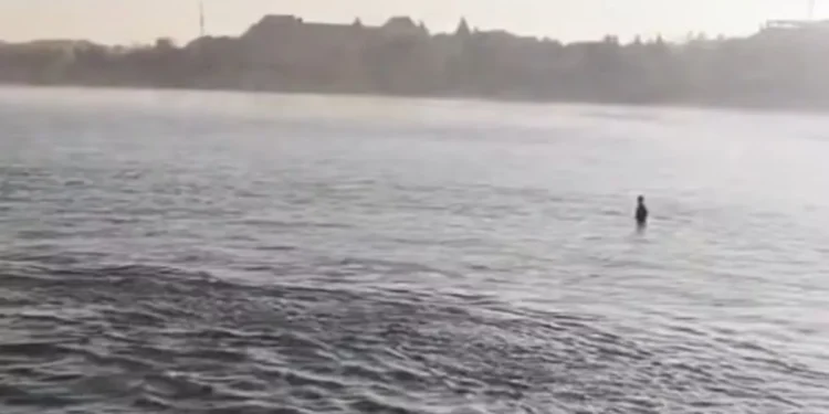 A screenshot of a video showing a body floating in the waters off Kuta Beach, Badung Regency, Bali, Wednesday (June 17, 2026). (Instagram @iful_imobile9)