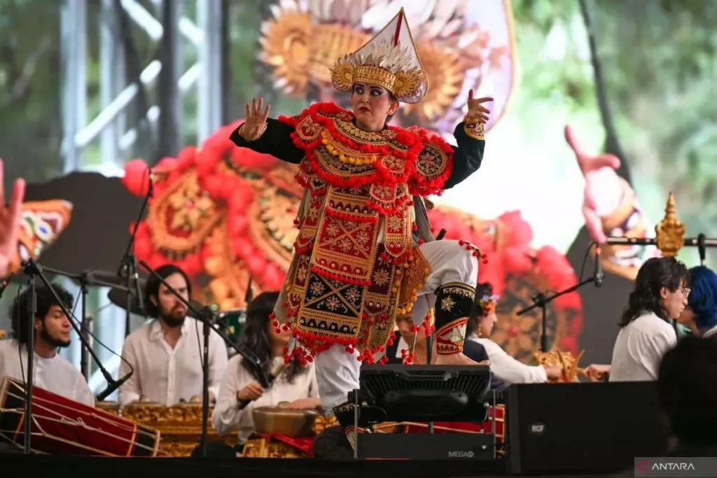 Mexico Gave Bali a Standing Ovation. But the Performers Weren't Indonesian. 38 Members of the Mexican Balinese-style arts group *Gamelan Luz Y Fuerza* perform gamelan music and the *Baris* dance at the 2026 Aldea Global Cultural Festival at Puerta de los Leones, Bosque de Chapultepec, Mexico City, Mexico, on Sunday (June 21, 2026) local time. (Photo: ANTARA FOTO/Aditya Pradana Putra)