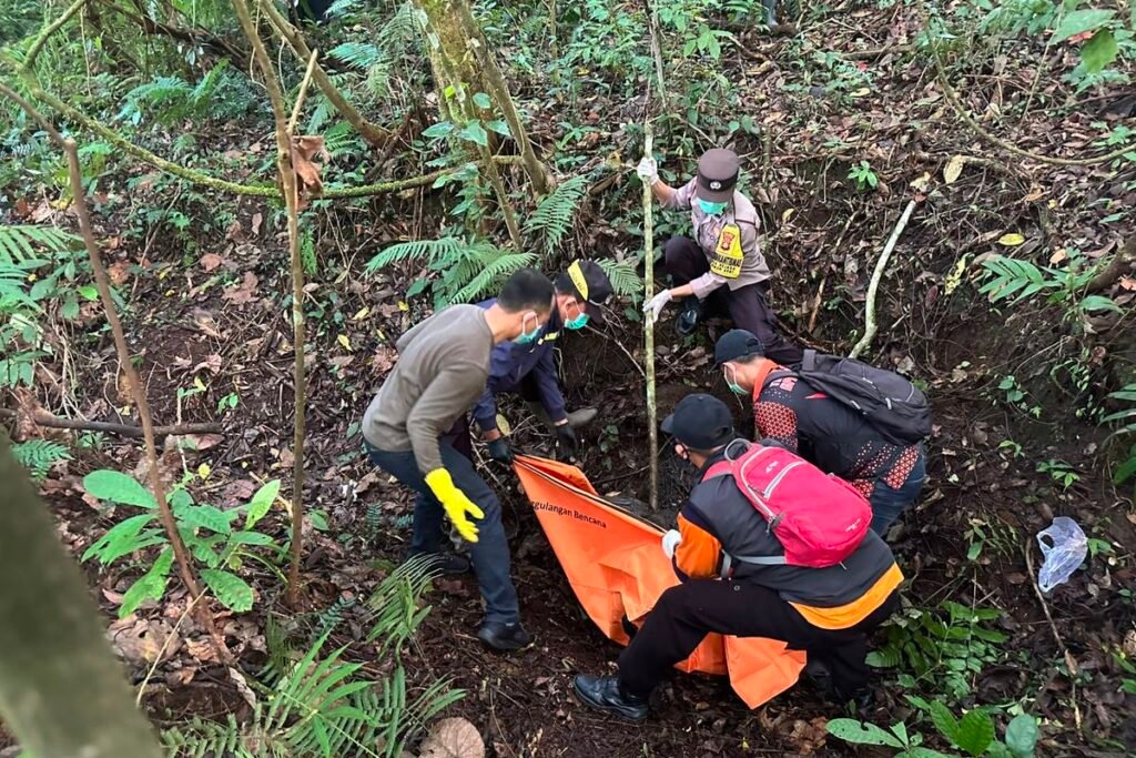 Officers recover a body found in the middle of Sangyang Forest, Banjar Dinas Gunung Sari Umakayu, Jatiluwih Village, Penebel District, Tabanan Regency, Bali, on Sunday (June 25, 2026). (Tabanan Police.)