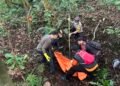 Officers recover a body found in the middle of Sangyang Forest, Banjar Dinas Gunung Sari Umakayu, Jatiluwih Village, Penebel District, Tabanan Regency, Bali, on Sunday (June 25, 2026). (Tabanan Police.)