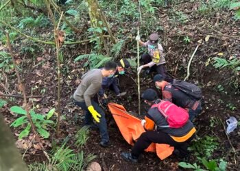Officers recover a body found in the middle of Sangyang Forest, Banjar Dinas Gunung Sari Umakayu, Jatiluwih Village, Penebel District, Tabanan Regency, Bali, on Sunday (June 25, 2026). (Tabanan Police.)