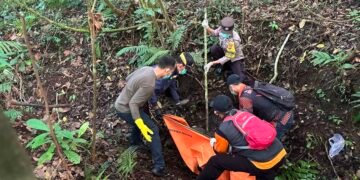 Officers recover a body found in the middle of Sangyang Forest, Banjar Dinas Gunung Sari Umakayu, Jatiluwih Village, Penebel District, Tabanan Regency, Bali, on Sunday (June 25, 2026). (Tabanan Police.)