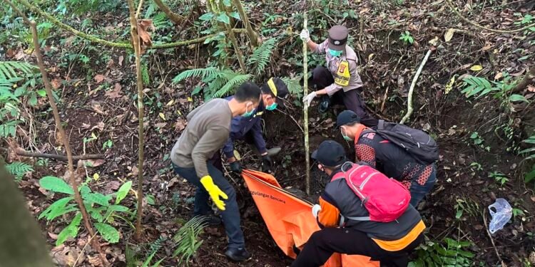 Officers recover a body found in the middle of Sangyang Forest, Banjar Dinas Gunung Sari Umakayu, Jatiluwih Village, Penebel District, Tabanan Regency, Bali, on Sunday (June 25, 2026). (Tabanan Police.)