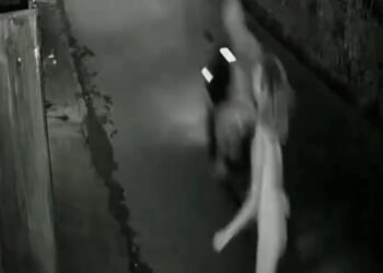 A video screenshot capturing the moment a foreign woman was mugged and fell to the ground in Pecatu Village, South Kuta District, Badung Regency, Bali, on Sunday (June 28, 2026) night.