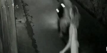 A video screenshot capturing the moment a foreign woman was mugged and fell to the ground in Pecatu Village, South Kuta District, Badung Regency, Bali, on Sunday (June 28, 2026) night.