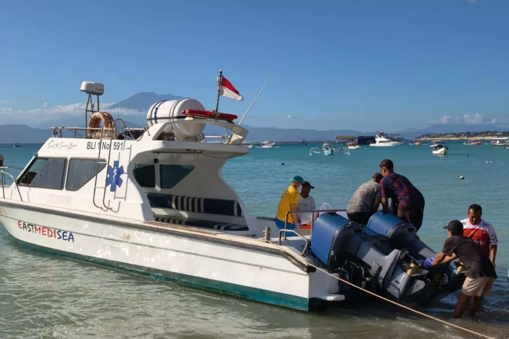 Officials transport the body of a Danish tourist, identified by the initials AKL (42), who died after snorkeling in Nusa Penida, Klungkung Regency, Bali, on Monday (June 29, 2026). (Klungkung Police)