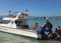 Officials transport the body of a Danish tourist, identified by the initials AKL (42), who died after snorkeling in Nusa Penida, Klungkung Regency, Bali, on Monday (June 29, 2026). (Klungkung Police)