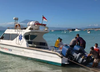 Officials transport the body of a Danish tourist, identified by the initials AKL (42), who died after snorkeling in Nusa Penida, Klungkung Regency, Bali, on Monday (June 29, 2026). (Klungkung Police)