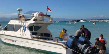 Officials transport the body of a Danish tourist, identified by the initials AKL (42), who died after snorkeling in Nusa Penida, Klungkung Regency, Bali, on Monday (June 29, 2026). (Klungkung Police)