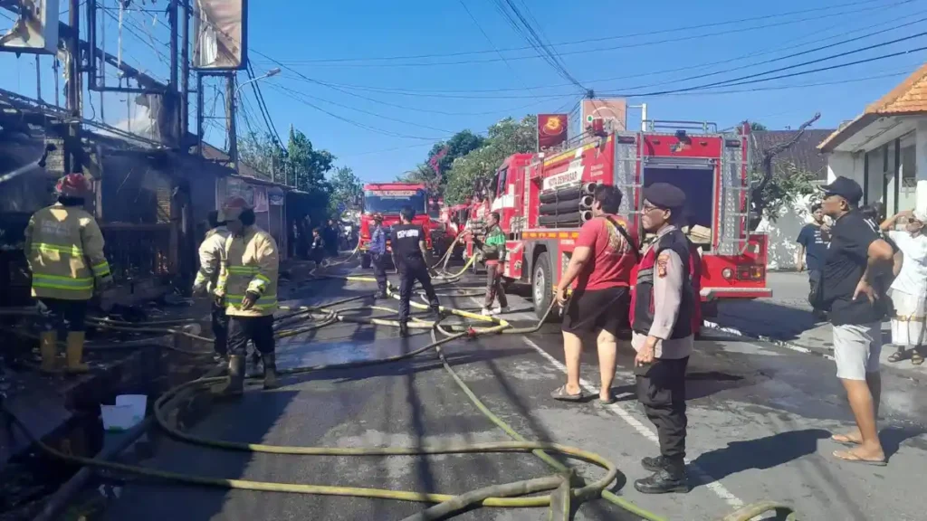 A Hot Frying Pan. A Bottle of Alcohol. Three Businesses Burned in Sanur. 1 A fire broke out on Jalan Danau Poso No. 30, Sanur Kauh Village, South Denpasar, on Sunday, June 14, 2026. Three Businesses in Sanur, Bali, were destroyed by an overheated frying pan with cooking oil.