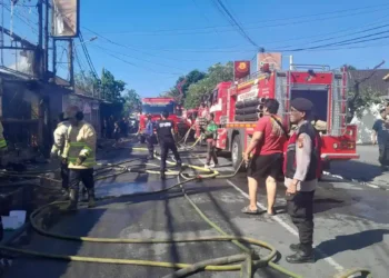 A Hot Frying Pan. A Bottle of Alcohol. Three Businesses Burned in Sanur. 42 A fire broke out on Jalan Danau Poso No. 30, Sanur Kauh Village, South Denpasar, on Sunday, June 14, 2026. Three Businesses in Sanur, Bali, were destroyed by an overheated frying pan with cooking oil.
