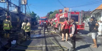A Hot Frying Pan. A Bottle of Alcohol. Three Businesses Burned in Sanur. 1 A fire broke out on Jalan Danau Poso No. 30, Sanur Kauh Village, South Denpasar, on Sunday, June 14, 2026. Three Businesses in Sanur, Bali, were destroyed by an overheated frying pan with cooking oil.