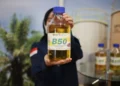 Illustration photo of a woman showing 50 percent Biodiesel or B50 (Document: ESDM)