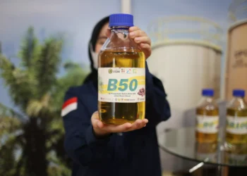 Illustration photo of a woman showing 50 percent Biodiesel or B50 (Document: ESDM)
