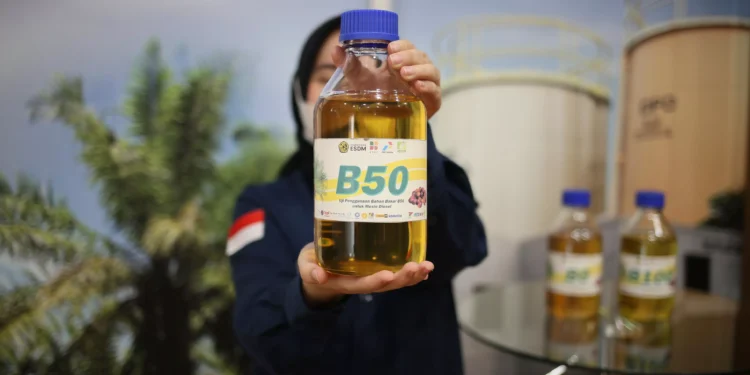 Indonesia Bets on Palm Oil to End Diesel Imports. Its New B50 Fuel Arrives July 1. 37 Illustration photo of a woman showing 50 percent Biodiesel or B50 (Document: ESDM)