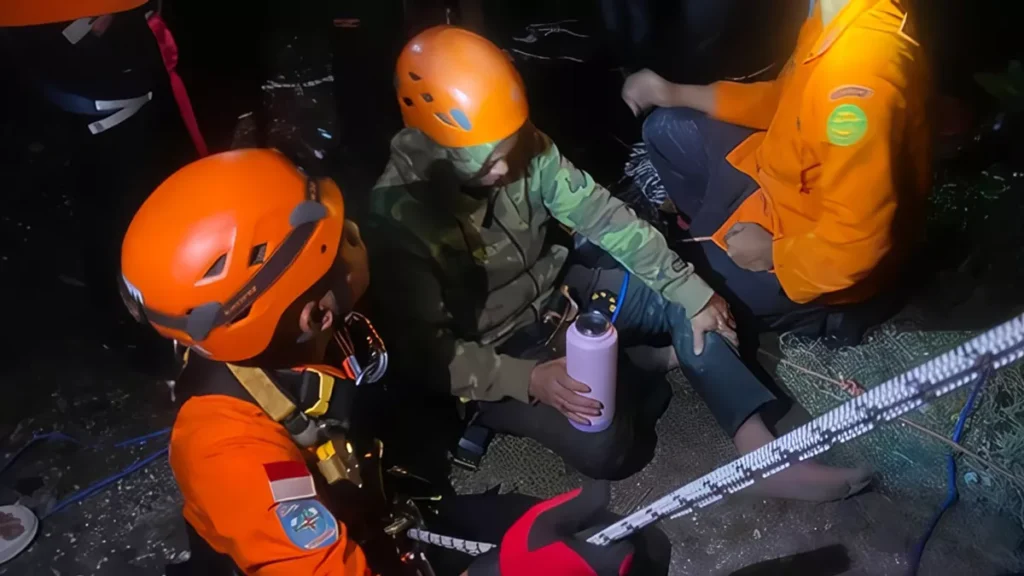 He Climbed Down a Bali Cliff to Save a Dog. Hours Later, Rescuers Had to Save Him. 1 The Search and Rescue (SAR) team rescued a man trapped on a cliff at Pandawa Beach, Kutuh Village, South Kuta, Badung, Bali, Saturday (June 13, 2026). (Photo: Basarnas Denpasar)