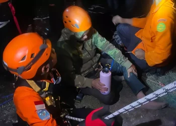 The Search and Rescue (SAR) team rescued a man trapped on a cliff at Pandawa Beach, Kutuh Village, South Kuta, Badung, Bali, Saturday (June 13, 2026). (Photo: Basarnas Denpasar)