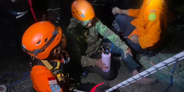The Search and Rescue (SAR) team rescued a man trapped on a cliff at Pandawa Beach, Kutuh Village, South Kuta, Badung, Bali, Saturday (June 13, 2026). (Photo: Basarnas Denpasar)