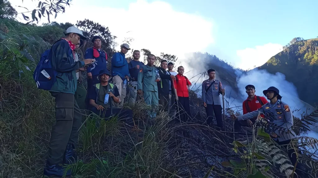 Photo: A joint firefighting team at Bukit Pal Jepang, Suela Village, East Lombok, West Nusa Tenggara (NTB), Saturday (June 27, 2026). Photo credit: East Rinjani Forest Management Unit (KPH).