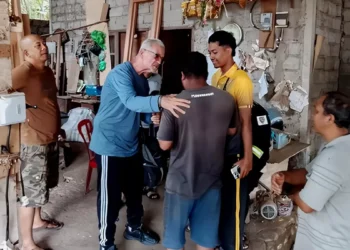Victor Miguel, a foreigner from the United States, forgave the man who stole his wallet while visiting Kehen Temple in Bangli, Bali, on Friday (June 19, 2026). (Photo: Bangli Police Department)