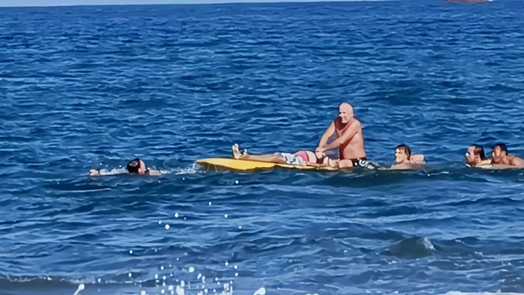 Photo: Murtiningsih receiving first aid from Gianyar Balawista (lifeguard) personnel and several foreign tourists at the water's edge, Wednesday (June 24, 2026). (Courtesy of BPBD Gianyar)
