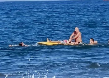 Photo: Murtiningsih receiving first aid from Gianyar Balawista (lifeguard) personnel and several foreign tourists at the water's edge, Wednesday (June 24, 2026). (Courtesy of BPBD Gianyar)