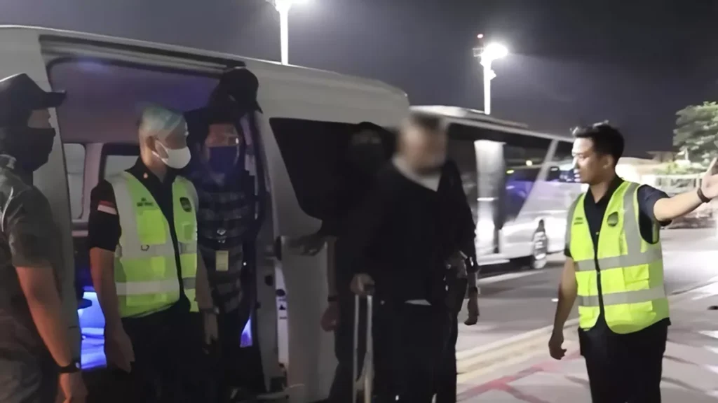 Photo: Ngurah Rai Immigration officers thwart the flight of an Australian man wanted by Interpol at I Gusti Ngurah Rai Airport, Saturday (June 6, 2026). (doc. Ngurah Rai Immigration)