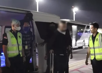 Photo: Ngurah Rai Immigration officers thwart the flight of an Australian man wanted by Interpol at I Gusti Ngurah Rai Airport, Saturday (June 6, 2026). (doc. Ngurah Rai Immigration)