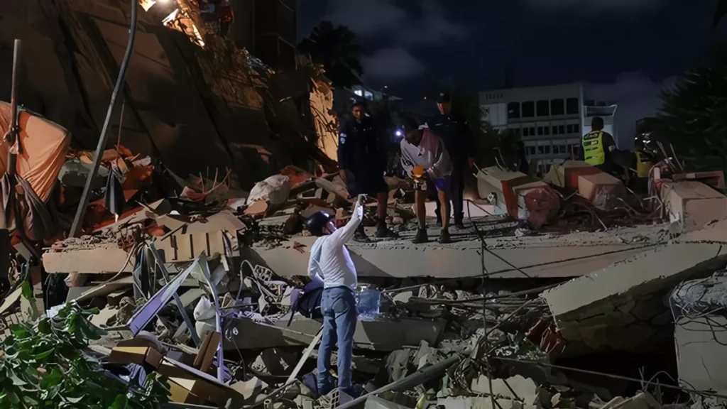 Building collapses as a massive earthquake strikes Venezuela. (Photo: REUTERS/Gaby Oraa)