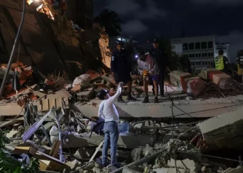 Building collapses as a massive earthquake strikes Venezuela. (Photo: REUTERS/Gaby Oraa)