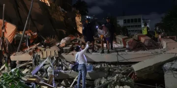 Building collapses as a massive earthquake strikes Venezuela. (Photo: REUTERS/Gaby Oraa)