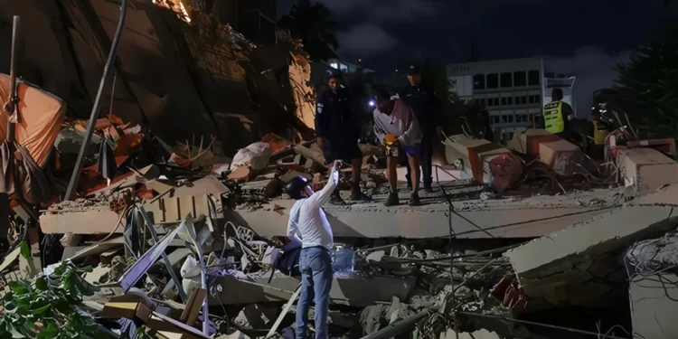 Building collapses as a massive earthquake strikes Venezuela. (Photo: REUTERS/Gaby Oraa)