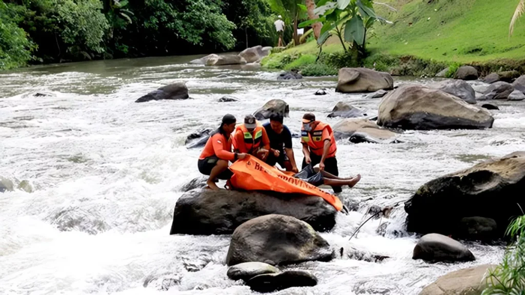 Photo: An unidentified male body was removed by Gianyar Regional Disaster Management Agency (BPBD) officers from the Ayung River, Ubud District, Gianyar, Friday (June 19, 2026).