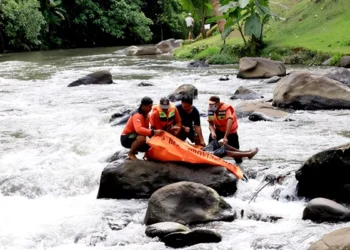 Photo: An unidentified male body was removed by Gianyar Regional Disaster Management Agency (BPBD) officers from the Ayung River, Ubud District, Gianyar, Friday (June 19, 2026).