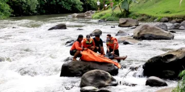 Photo: An unidentified male body was removed by Gianyar Regional Disaster Management Agency (BPBD) officers from the Ayung River, Ubud District, Gianyar, Friday (June 19, 2026).