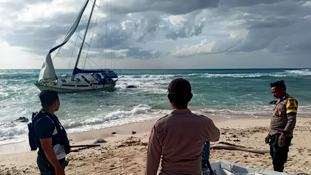 Australian-Flagged Yacht Found Abandoned on Remote Indonesian Beach as Authorities Search for Answers 1 Photo: An Australian yacht stranded on the coast of Rote Ndao Regency, East Nusa Tenggara. (Doc. NTT Regional Police)