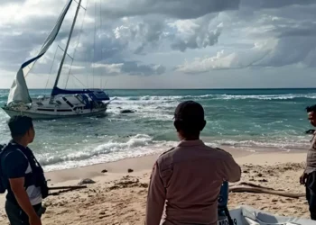 Australian-Flagged Yacht Found Abandoned on Remote Indonesian Beach as Authorities Search for Answers 40 Photo: An Australian yacht stranded on the coast of Rote Ndao Regency, East Nusa Tenggara. (Doc. NTT Regional Police)