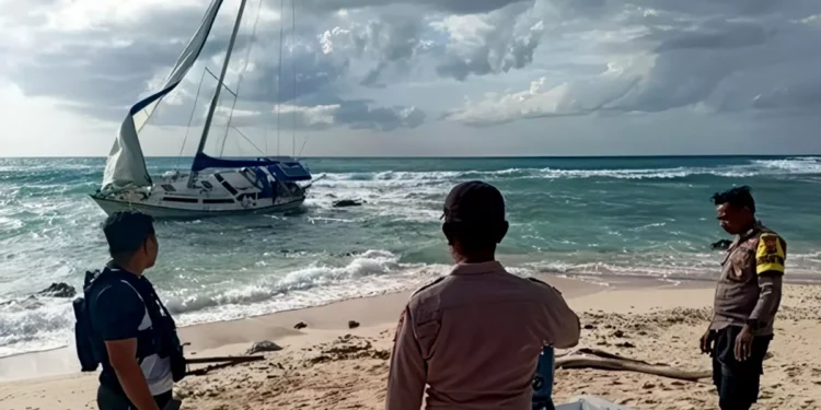 Photo: An Australian yacht stranded on the coast of Rote Ndao Regency, East Nusa Tenggara. (Doc. NTT Regional Police)