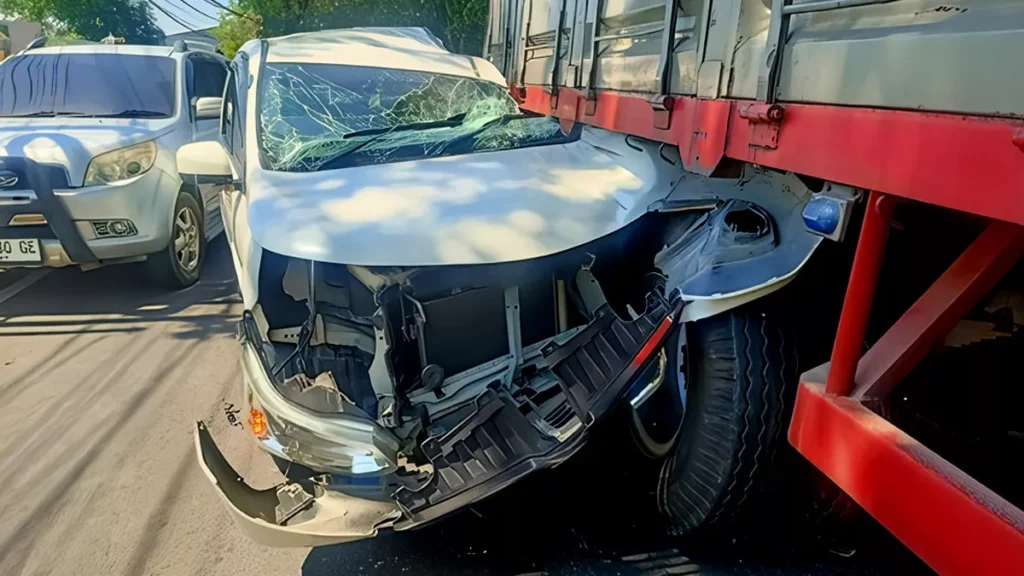 Photo: A traffic accident involving a Toyota Avanza and a truck occurred on the Seririt-Singaraja Road, specifically in Kalianget Village, Seririt District, Buleleng Regency, Tuesday (June 2, 2026). (Buleleng Police)