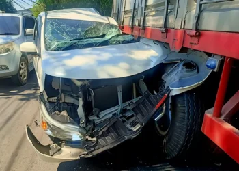 Photo: A traffic accident involving a Toyota Avanza and a truck occurred on the Seririt-Singaraja Road, specifically in Kalianget Village, Seririt District, Buleleng Regency, Tuesday (June 2, 2026). (Buleleng Police)