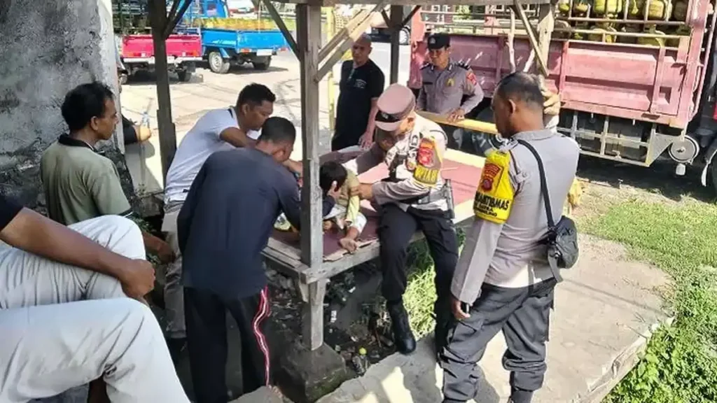 SECURED – Police officers securing a 4-year-old child who had wandered away from parental supervision and was found walking along the Ida Bagus Mantra Bypass in Satra Village on Thursday (June 25, 2026).