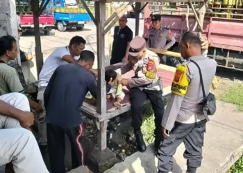 SECURED – Police officers securing a 4-year-old child who had wandered away from parental supervision and was found walking along the Ida Bagus Mantra Bypass in Satra Village on Thursday (June 25, 2026).