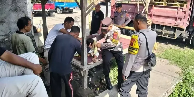 SECURED – Police officers securing a 4-year-old child who had wandered away from parental supervision and was found walking along the Ida Bagus Mantra Bypass in Satra Village on Thursday (June 25, 2026).