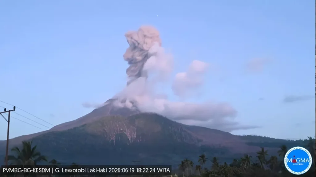 Mount Lewotobi Laki-laki in East Flores Regency, East Nusa Tenggara, erupted at 6:22 PM WITA on Friday (June 19, 2026). (Photo: PVMBG)