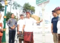 Installation of a street sign made from recycled plastic waste at the Singaraja Zero Point, Thursday (June 25, 2026). (Photo: Prokom Buleleng)