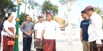 Installation of a street sign made from recycled plastic waste at the Singaraja Zero Point, Thursday (June 25, 2026). (Photo: Prokom Buleleng)