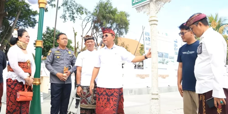 Installation of a street sign made from recycled plastic waste at the Singaraja Zero Point, Thursday (June 25, 2026). (Photo: Prokom Buleleng)