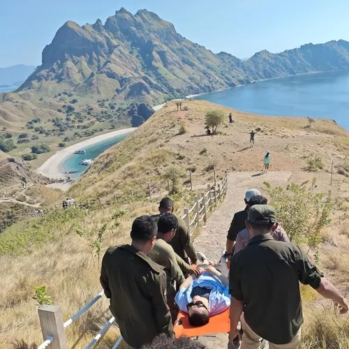 Chinese Tourist Recovers After Collapsing Near Summit of Padar Island in Komodo National Park 38 Officials evacuate Chinese tourist Han Zhiwei, who fainted while trekking on Padar Island, Komodo National Park, Labuan Bajo, West Manggarai, East Nusa Tenggara (NTT), Sunday (June 7, 2026). (Photo: BTNK Forest Police Document)