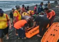 A Routine Jog, a Sudden Tragedy: Questions Remain After Bali Man Found Dead on Gianyar Beach 51 The process of evacuating a man's body from Segara Wilis Beach, Gianyar, Bali, Sunday (June 21, 2026).