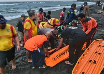 The process of evacuating a man's body from Segara Wilis Beach, Gianyar, Bali, Sunday (June 21, 2026).